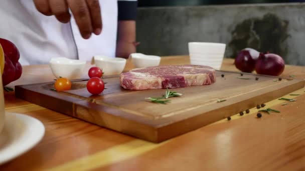 Primo Piano Chef Gourmet Cuoco Condimento Fresco Pezzo Carne Manzo — Video Stock