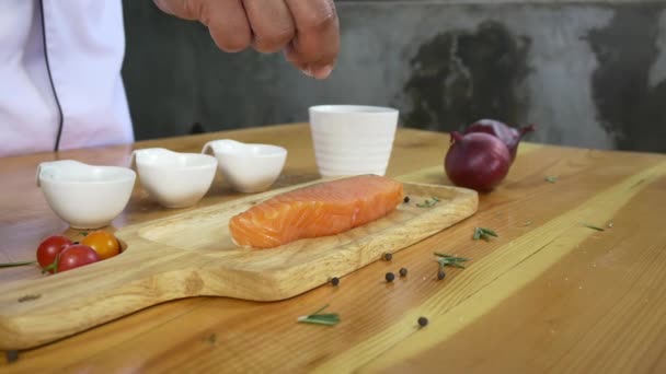 Nahaufnahme Von Gourmetkoch Oder Koch Würzen Frische Stücke Von Deli — Stockvideo