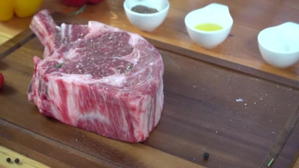 Close Gourmet Chef Cook Seasoning Fresh Chunk Deli Piece Beef — Stock Video