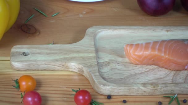 グルメ向きのシェフのクローズ アップやサーモンのデリの新鮮なチャンク魚海の塩と スパイシーな唐辛子を接地の調味料を調理 — ストック動画