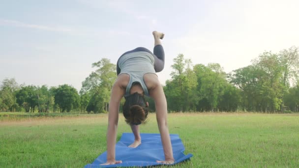 Ung Asiatisk Kvinna Yoga Utomhus Hålla Lugn Och Mediterar Samtidigt — Stockvideo