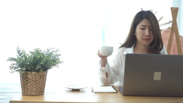 집에서 거실에 따뜻한 커피를 마시는 즐기고 노트북에 집에서 즐기는 그녀의 — 비디오