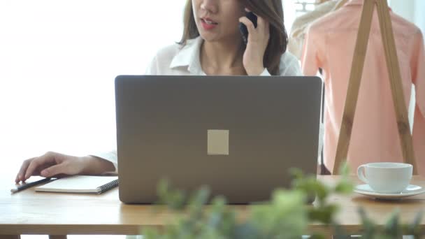 Piękna Młoda Uśmiechający Się Asian Kobieta Pracuje Laptopie Siedząc Salonie — Wideo stockowe