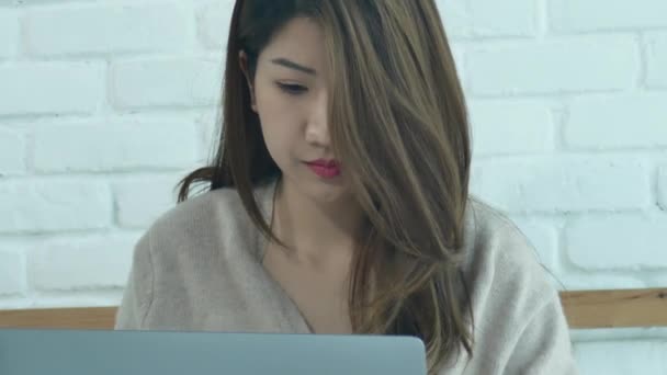 Mooie Jonge Lachende Aziatische Vrouw Bezig Met Laptop Zittend Bed — Stockvideo