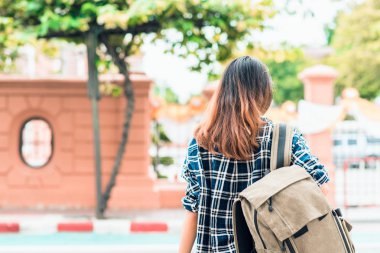 Bangkok, Tayland seyahat traveler backpacker Asyalı kadın. Mutlu genç kadın harcama inanılmaz landmark gezisi tatil ve geleneksel şehirde onun yolculuk keyfini çıkarın.