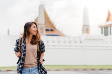 Bangkok, Tayland seyahat traveler backpacker Asyalı kadın. Mutlu genç kadın harcama inanılmaz landmark gezisi tatil ve geleneksel şehirde onun yolculuk keyfini çıkarın.