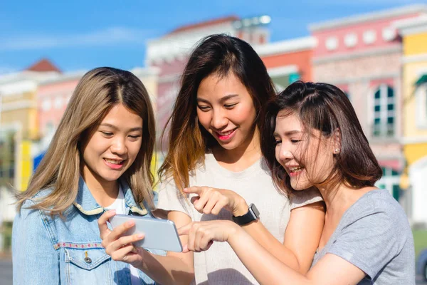 Onnellisia Nuoria Aasialaisia Naisia Ryhmä Kaupunki Elämäntapa Pelaa Chattailuun Keskenään — kuvapankkivalokuva