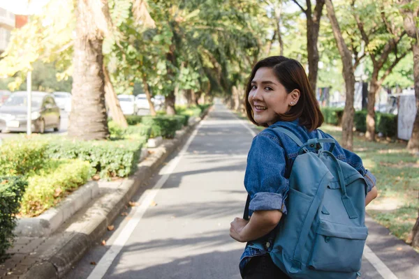 Estilo Vida Verão Retrato Jovem Turista Mulher Asiática Andando Rua — Fotografia de Stock