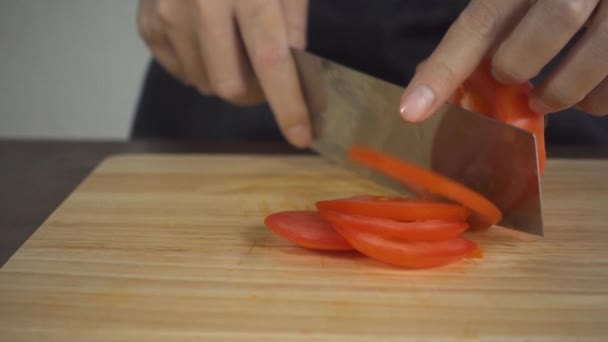 慢动作 关闭的首席妇女做沙拉健康食品和在厨房切板上切西红柿 — 图库视频影像