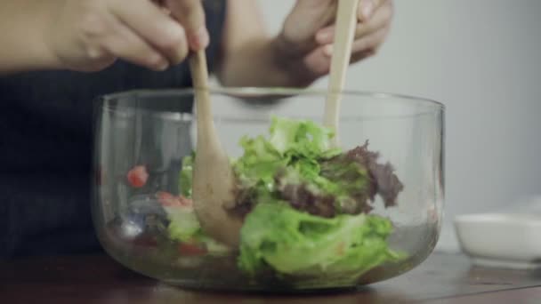 Ralenti Jeune Femme Chef Soucieuse Santé Lançant Une Savoureuse Salade — Video