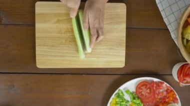 Kadın şefin salata yaptığını gördüm. Sağlıklı yemekler ve salatalık doğrarken..