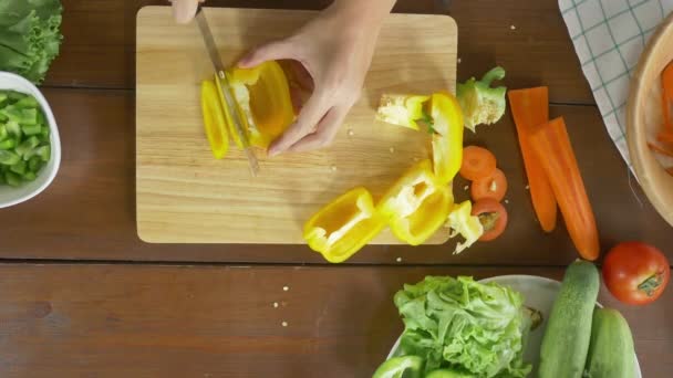 Bovenaanzicht Van Vrouw Chef Maken Salade Gezond Voedsel Paprika Hakken — Stockvideo