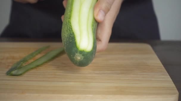 Movimento Lento Close Mulher Chefe Fazendo Salada Comida Saudável Pepino — Vídeo de Stock