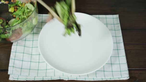关闭健康意识年轻的首席妇女折腾一个美味的有机绿色沙拉 — 图库视频影像