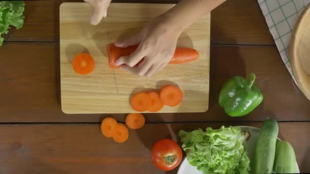 Bovenaanzicht Van Vrouw Chef Maken Salade Gezond Voedsel Hakken Wortel — Stockvideo