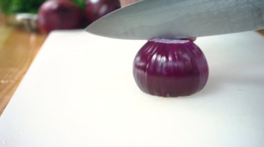 Yavaş hareket - salata sağlıklı yemek yapma ve mutfakta kesme tahtası üzerinde soğan doğrama Şef insanın yakın.