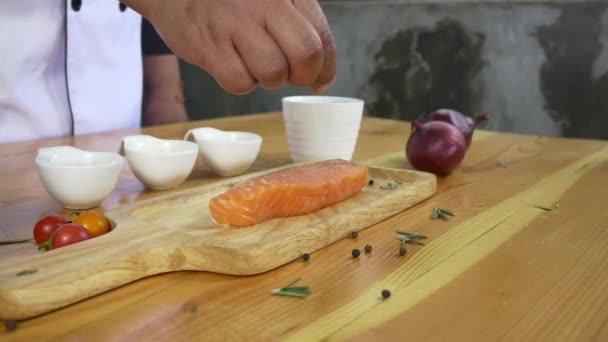 Primo Piano Chef Gourmet Cuoco Condimento Fresco Pezzo Pesce Salmone — Video Stock