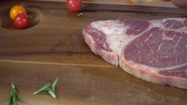 Primo Piano Chef Gourmet Cuoco Condimento Fresco Pezzo Carne Manzo — Video Stock