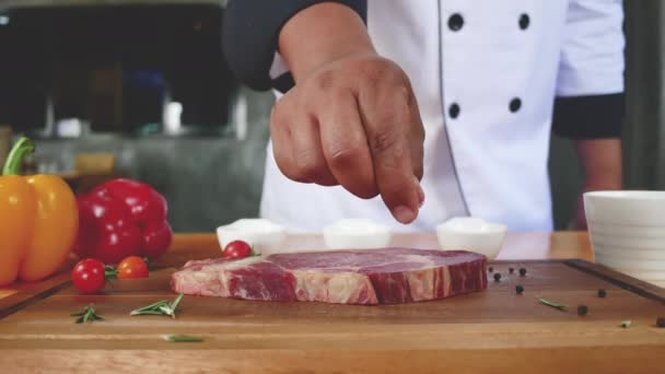 Primo Piano Chef Gourmet Cuoco Condimento Fresco Pezzo Carne Manzo — Video Stock