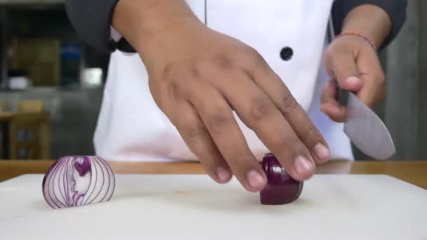 Close Homem Chefe Fazendo Salada Comida Saudável Cebola Picada Tábua — Vídeo de Stock