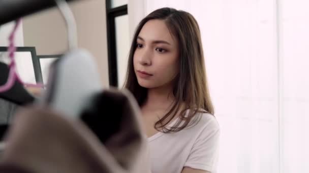 Домашний Гардероб Раздевалка Азиатская Молодая Женщина Выбирает Свою Одежду Одежды — стоковое видео