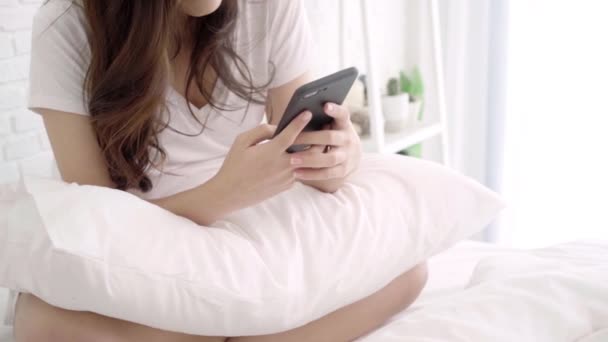 Slow Motion Vacker Asiatisk Kvinna Med Smartphone Liggande Sängen Hennes — Stockvideo