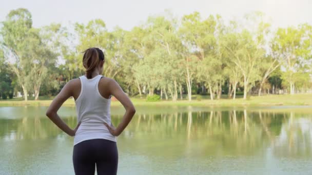 Junge Asiatische Frau Yoga Freien Ruhe Bewahren Und Meditiert Während — Stockvideo