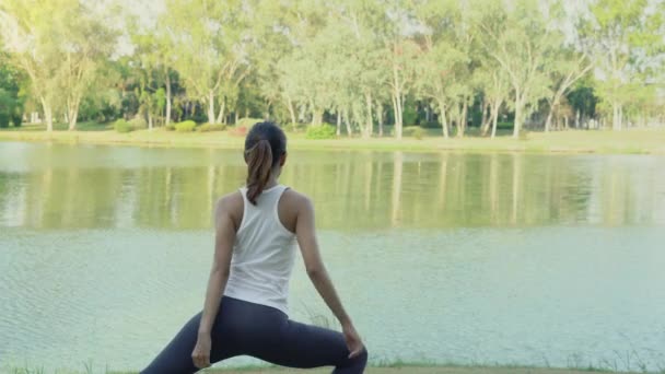 Ung Asiatisk Kvinna Yoga Utomhus Hålla Lugn Och Mediterar Samtidigt — Stockvideo