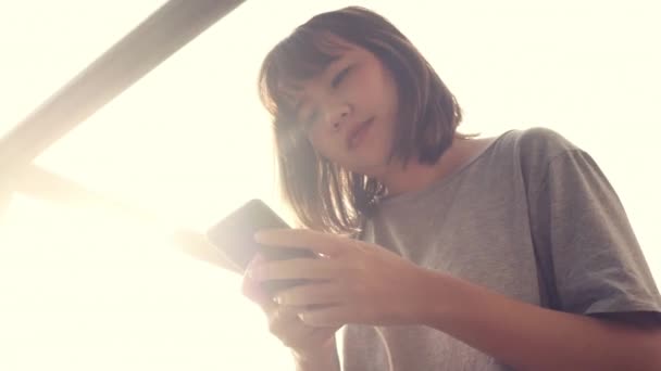 Belle Jeune Femme Asiatique Écoutant Musique Sur Téléphone Intelligent Dans — Video