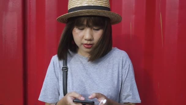 Красива Молода Азіатка Слухає Музику Смартфоні Місті Молода Азіатська Жінка — стокове відео