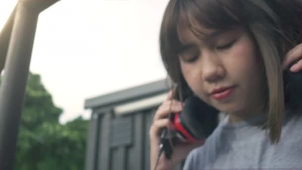 Belle Jeune Femme Asiatique Écoutant Musique Sur Téléphone Intelligent Dans — Video