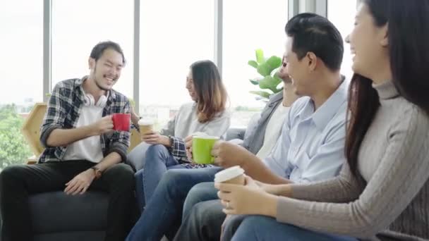 Sokféleség Fiatalok Csoport Csapat Gazdaság Kávéscsészét Valamit Mosoly Közben Kanapén — Stock videók