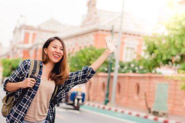 Bangkok, Tayland seyahat traveler backpacker Asyalı kadın. Mutlu genç kadın harcama inanılmaz landmark gezisi tatil ve geleneksel şehirde onun yolculuk keyfini çıkarın.