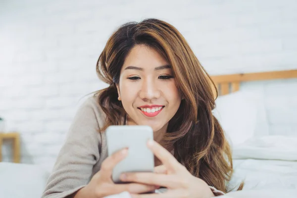 Onnelliset Aasialaiset Naiset Käyttävät Älypuhelinta Sängyllä Aamulla Aasialainen Nainen Sängyssä — kuvapankkivalokuva