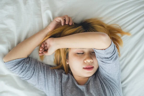 Linda Jovem Mulher Asiática Dormindo Cama Pela Manhã Atraente Menina — Fotografia de Stock