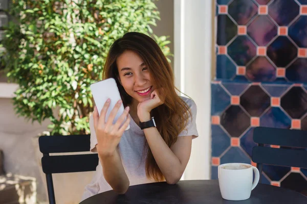 Atraente Bela Jovem Asiática Feliz Tirar Uma Selfie Usando Telefone — Fotografia de Stock