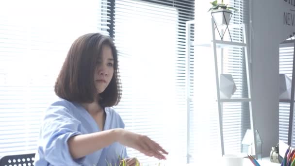 Hermosa Joven Tensión Mujer Asiática Trabajando Ordenador Portátil Mientras Está — Vídeos de Stock