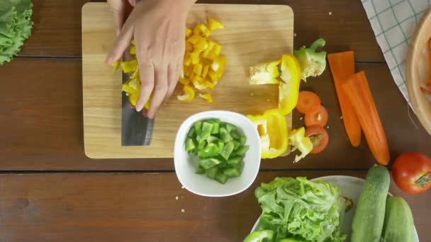 Pemandangan Utama Kepala Wanita Membuat Salad Makanan Sehat Dan Memotong — Stok Video