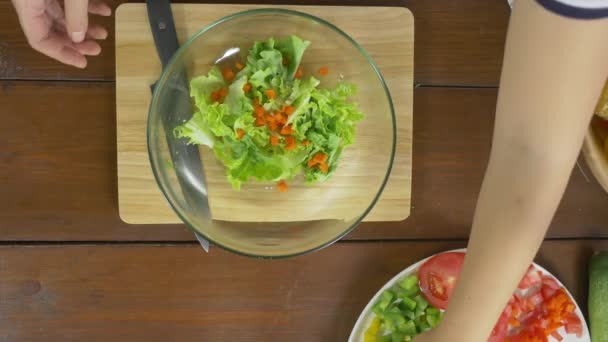 Top Vue Santé Conscient Jeune Chef Femme Jetant Une Salade — Video