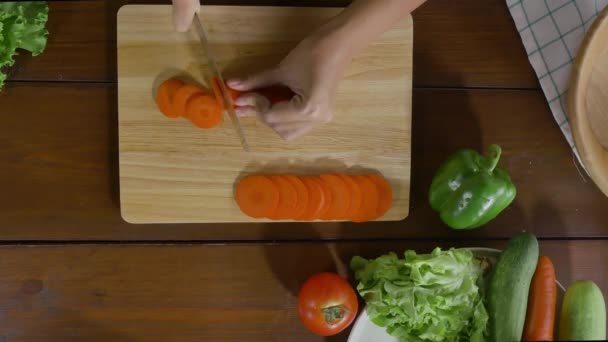 Pohled Shora Žena Šéfa Dělat Salát Zdravých Potravin Sekání Mrkve — Stock video