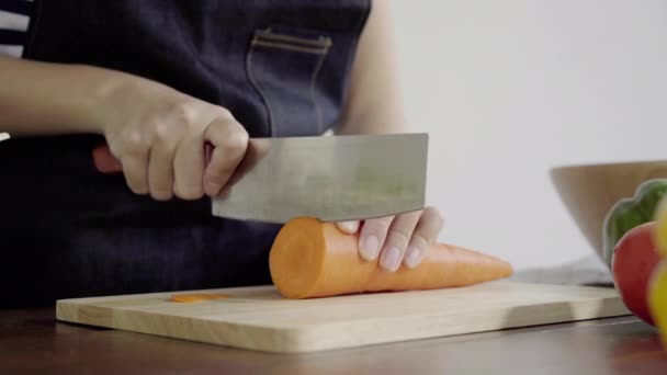 Close Mulher Chefe Fazendo Salada Comida Saudável Cortar Cenoura Tábua — Vídeo de Stock