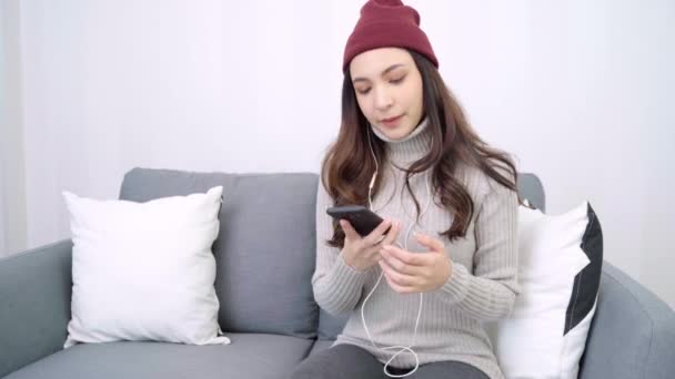 Азиатская Женщина Использует Смартфон Смс Чтения Обмена Сообщениями Покупки Онлайн — стоковое видео