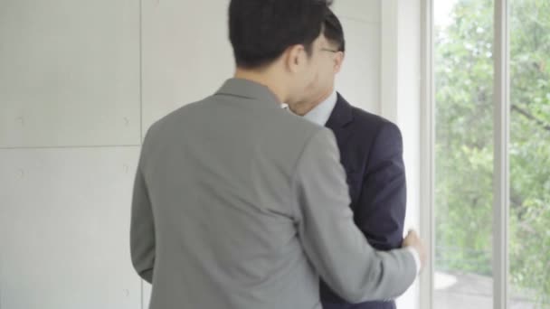 在招聘会议结束后 进行缓慢的握手 以封好交易 两位亚洲自信的商人在办公室的一次会议上握手 问候和合作伙伴的概念 — 图库视频影像