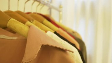 Ev dolap veya soyunma giyim mağazası. Asyalı Genç kadın evde dolap veya mağaza içinde onun moda kıyafet giysiler seçmek. Kız ne kazak giymeyi düşünüyorum.