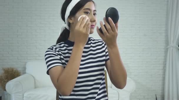 Beauty Blogger Jelen Szépségápolási Kozmetikai Cikkek Kamera Videó Felvétel Előtt — Stock videók