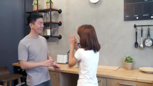 Schöne Glückliche Asiatische Paar Tanzen Der Küche Hause Junge Asiatische — Stockvideo
