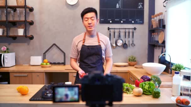 Joven Asiático Hombre Cocina Grabación Vídeo Cámara Sonriente Asiático Hombre — Vídeos de Stock