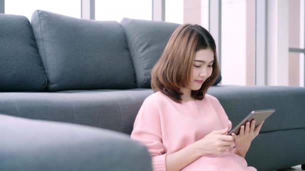 Asiatische Frau Mit Tablet Während Sie Auf Dem Heimischen Sofa — Stockvideo