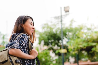 Bangkok, Tayland seyahat traveler backpacker Asyalı kadın. Mutlu genç kadın harcama inanılmaz landmark gezisi tatil ve geleneksel şehirde onun yolculuk keyfini çıkarın.