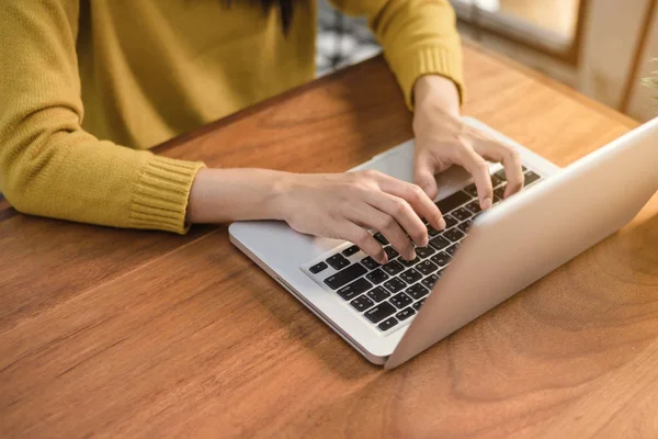 Close Van Een Jonge Vrouw Die Werken Met Laptop Een — Stockfoto